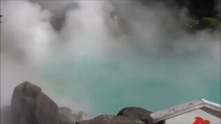 別府地獄めぐりの海地獄で見たコバルトブルーの池と湯気