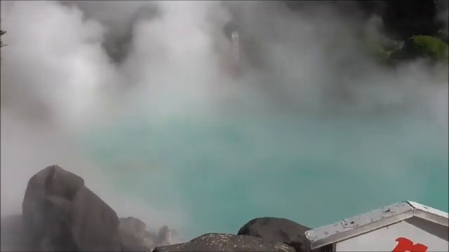 別府地獄めぐりの海地獄で見たコバルトブルーの池と湯気