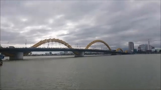 ダナン市内を流れる川に架かる黄色いドラゴンブリッジ