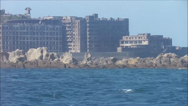 クルーズ船から近づいて見た軍艦島の全景