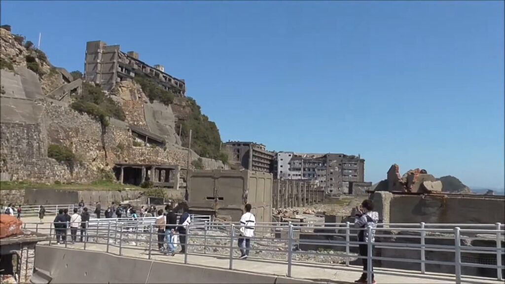 軍艦島の見学広場から見渡した建物群