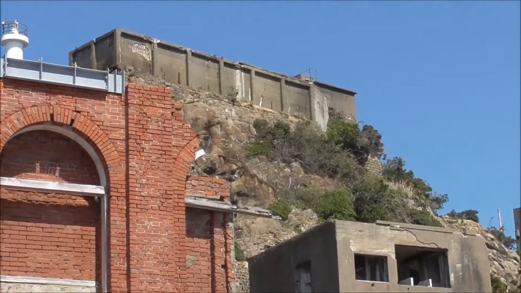軍艦島に残る赤れんがの建物とコンクリート遺構
