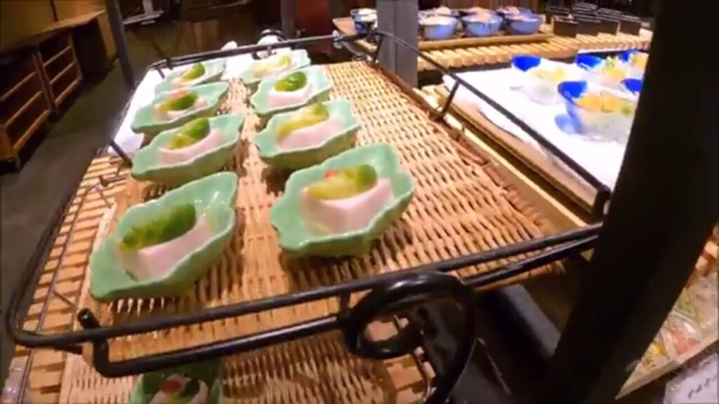 箱根ゆとわの夕食ブッフェに並ぶ小分けの料理