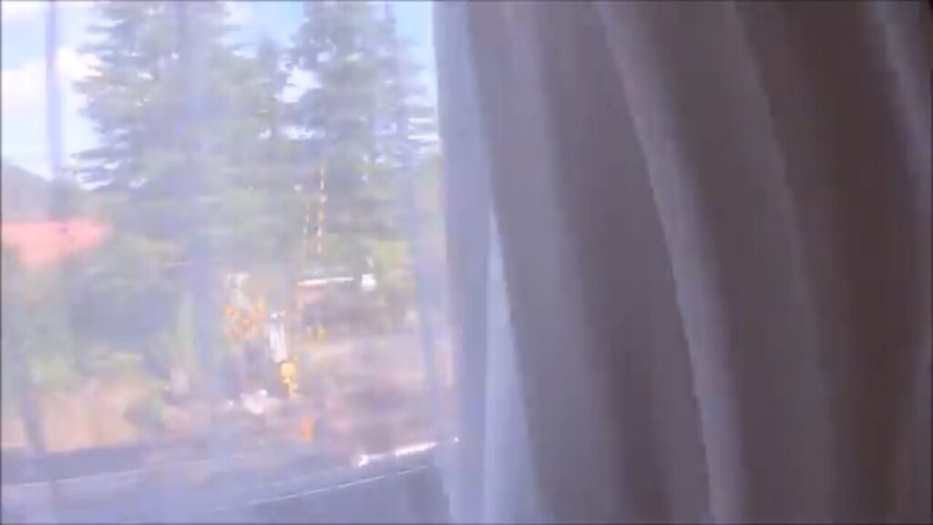 箱根ゆとわの客室から見えた箱根登山鉄道と強羅の景色