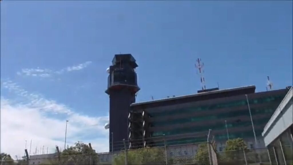 東成田駅の地上から見た成田空港の管制塔周辺
