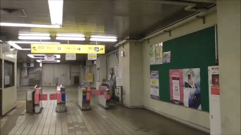 東成田駅の改札階と広い地下通路