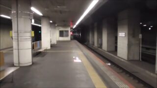 旧成田空港駅の面影が残る東成田駅の地下ホーム