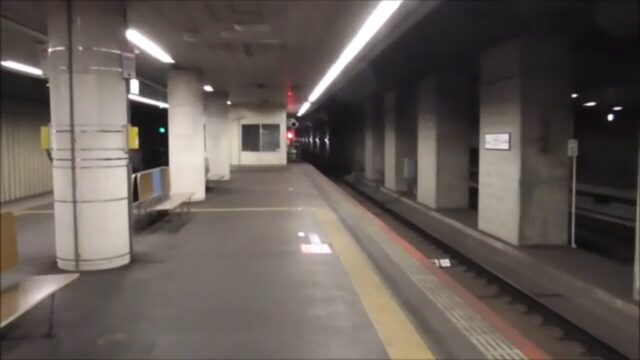 旧成田空港駅の面影が残る東成田駅の地下ホーム