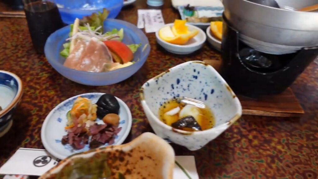 法師温泉 長寿館の焼き魚や小鉢が並ぶ和朝食