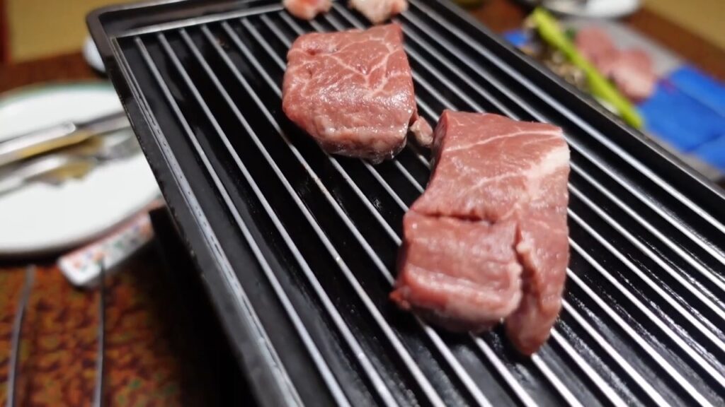 法師温泉 長寿館の夕食で焼かれる上州牛