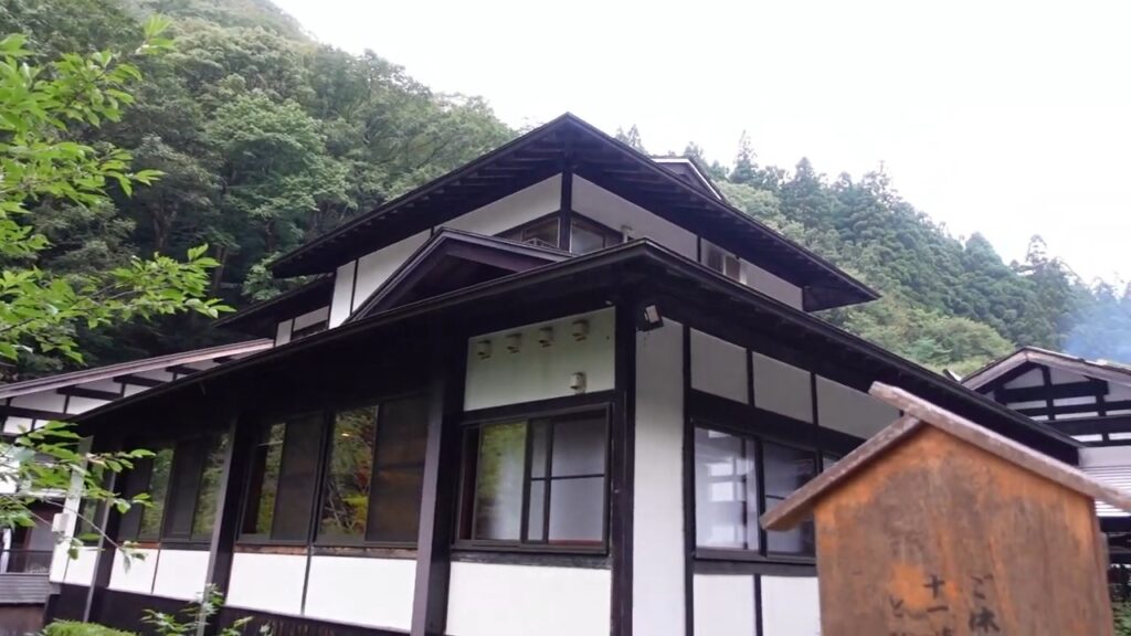 群馬県みなかみ町の法師温泉 長寿館の外観