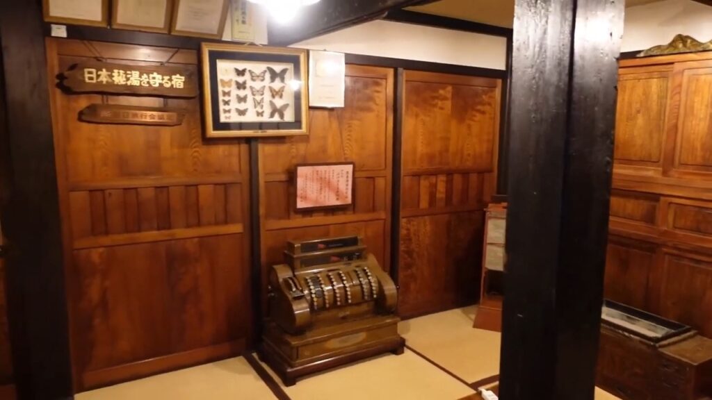 法師温泉 長寿館に残る歴史的な館内と古いレジスター