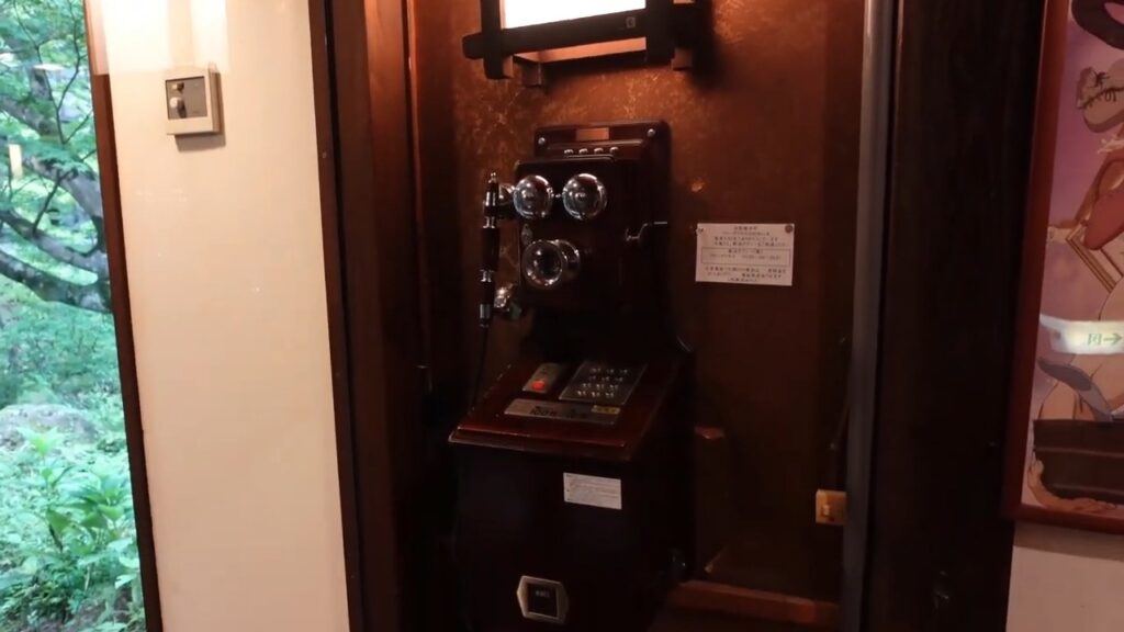 法師温泉 長寿館の館内に残る黒いダイヤル式電話