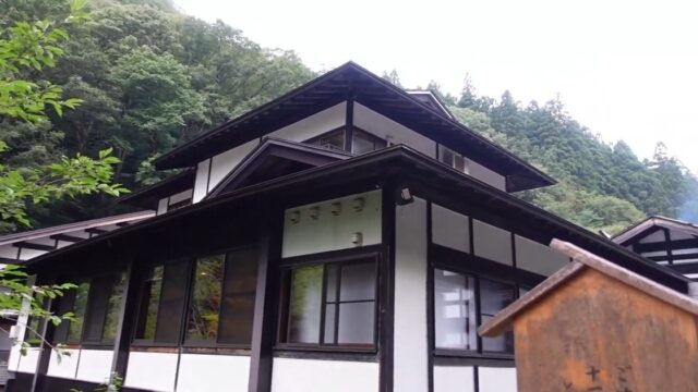 群馬県みなかみ町の法師温泉 長寿館の外観