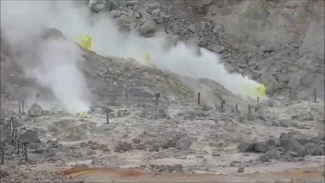 硫黄山アトサヌプリの山肌から上がる白い噴気