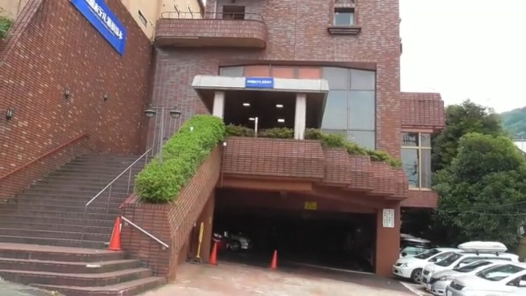 伊東園ホテル箱根湯本の外観と入口