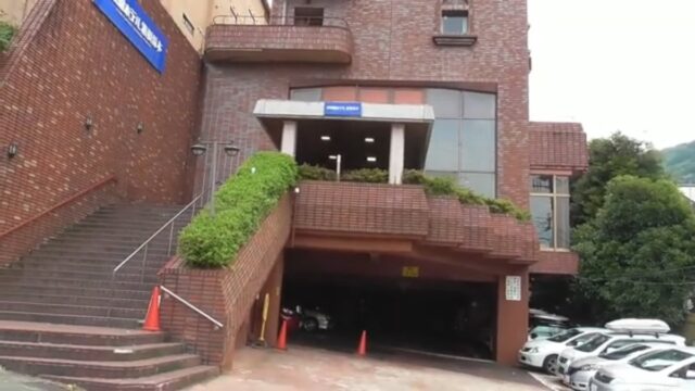 伊東園ホテル箱根湯本の外観と入口