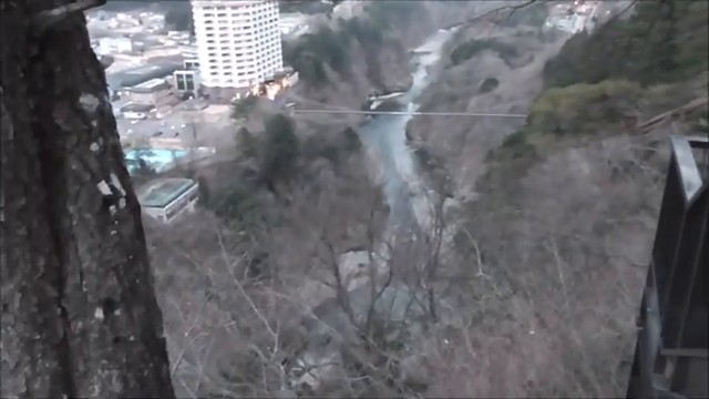 楯岩展望台へ向かう途中から見下ろす鬼怒楯岩大吊橋