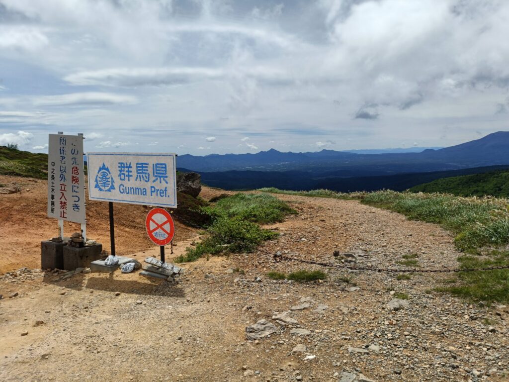 毛無峠にある群馬県の看板と山並みの眺望