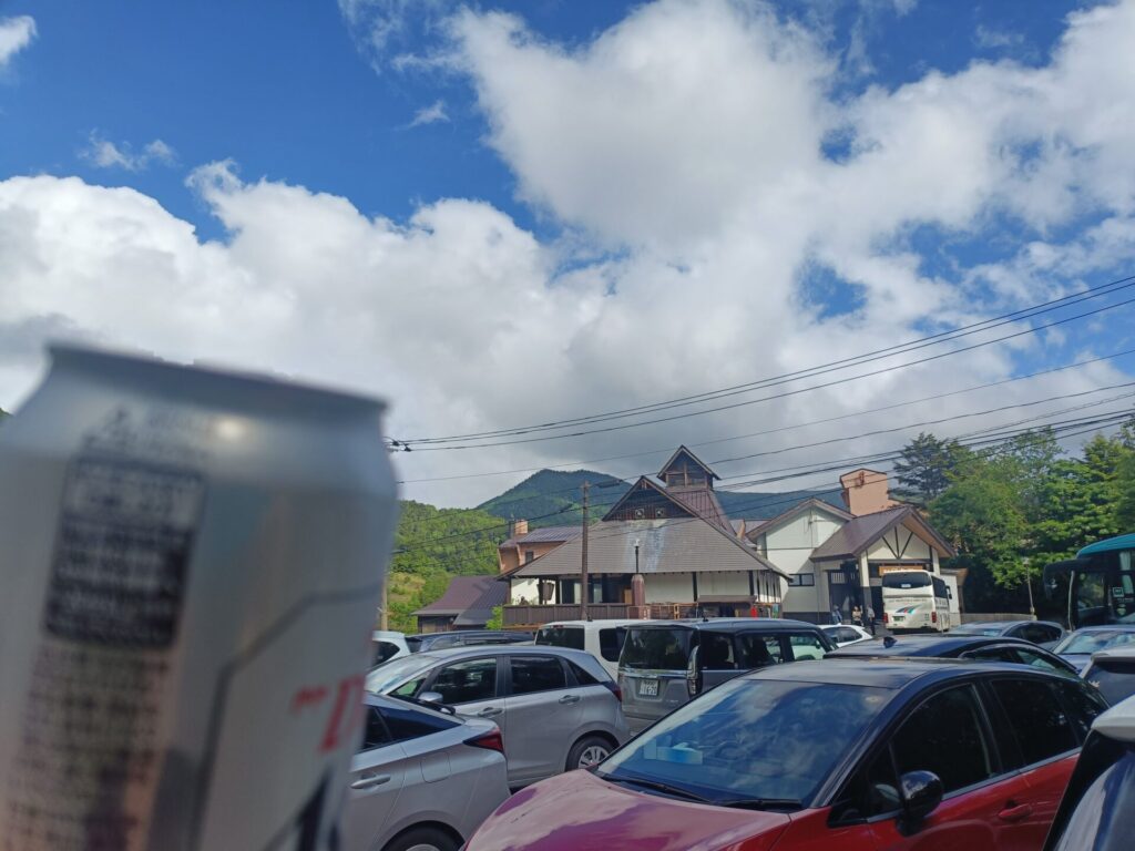 万座温泉 日進舘到着直後に宿を背景に撮影した一杯