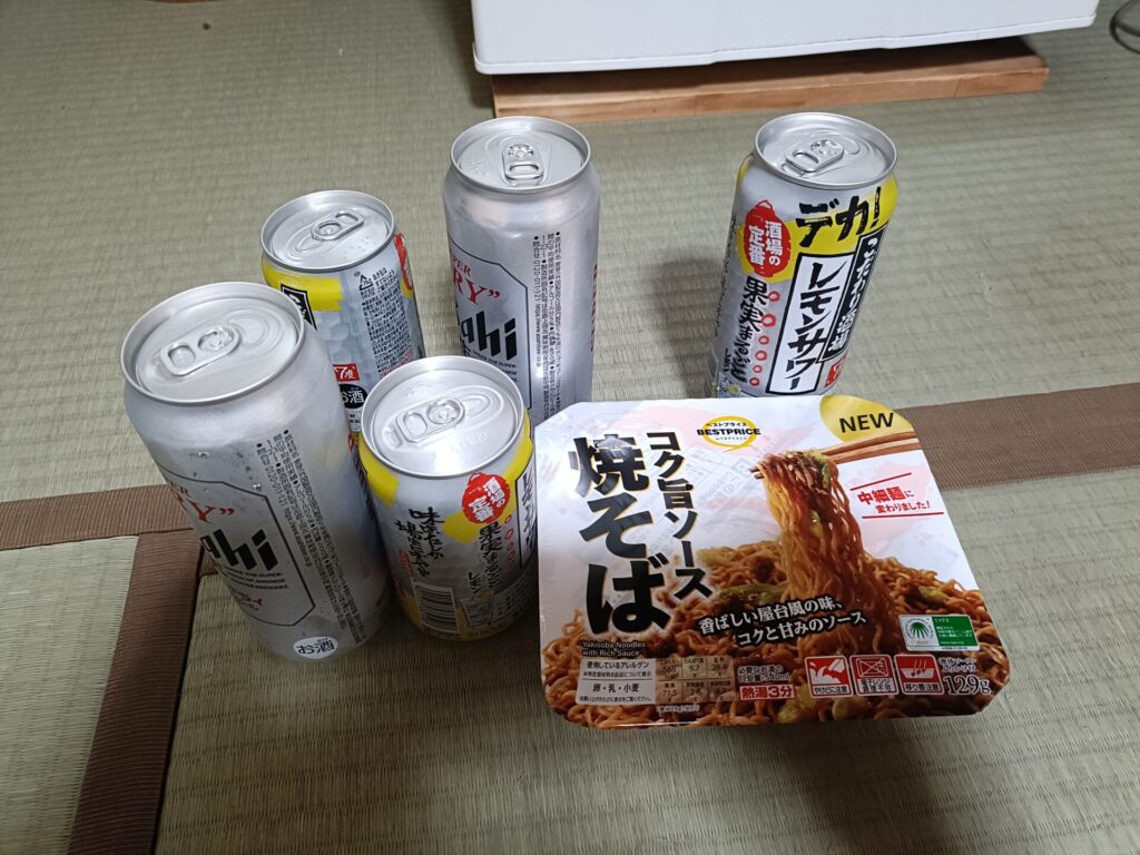 万座温泉 日進舘の客室へ持ち込んだカップ焼きそばと缶のお酒
