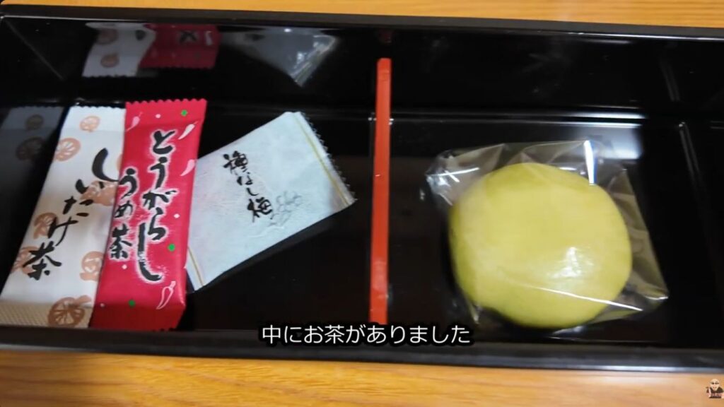 万座温泉 日進舘の客室に用意されていたお茶と茶菓子