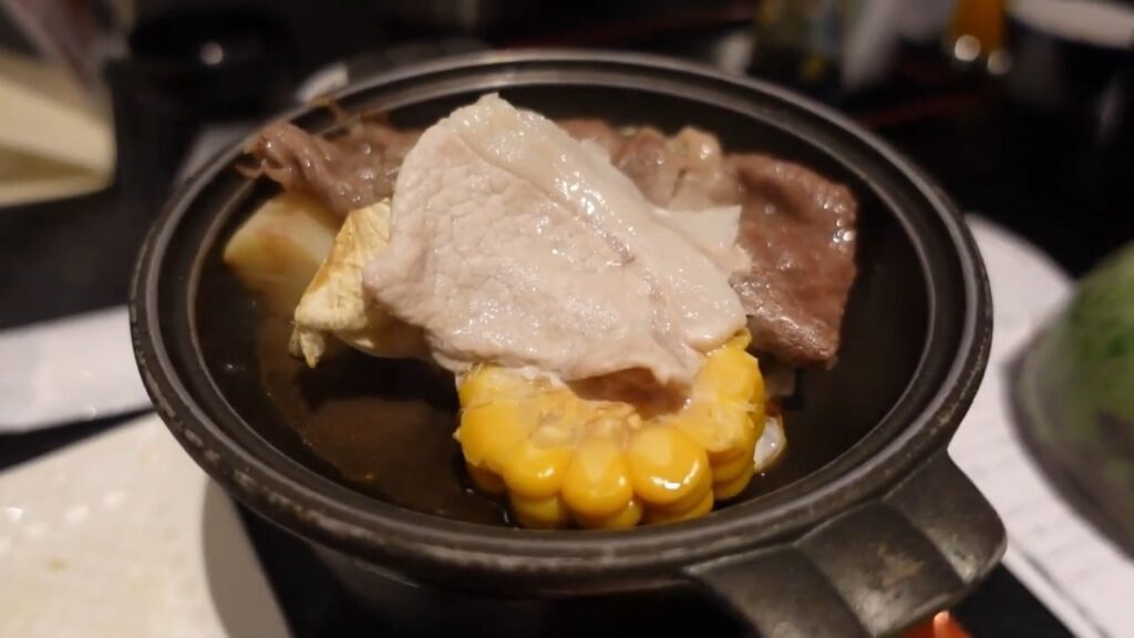 万座亭の夕食で鍋に盛られた肉と野菜