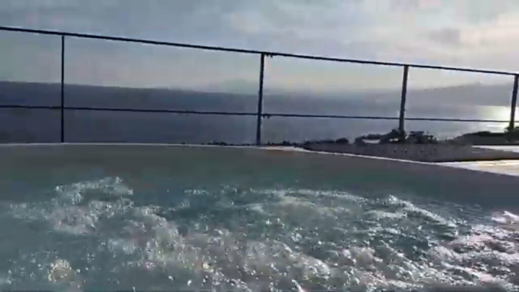 大磯プリンスホテルTHERMAL SPA S.WAVEの屋外ジェットバスと海景色