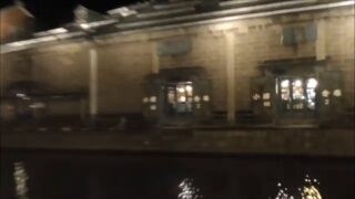 小樽運河沿いの石造倉庫と夜の水面