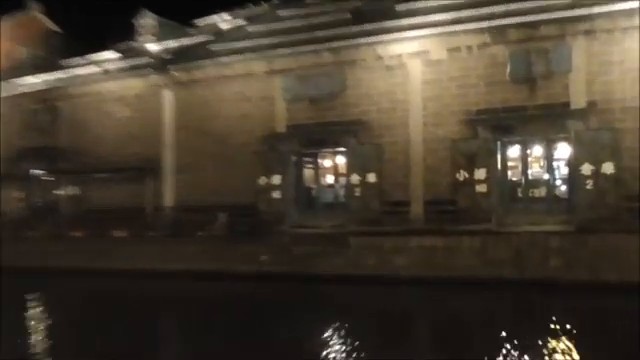 小樽運河沿いの石造倉庫と夜の水面