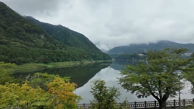 誓湖荘から見た赤谷湖と周囲の山