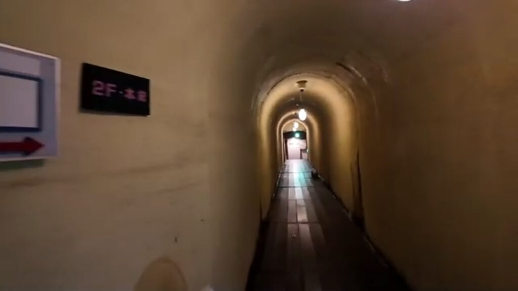 積善館の本館と別棟をつなぐ長い通路