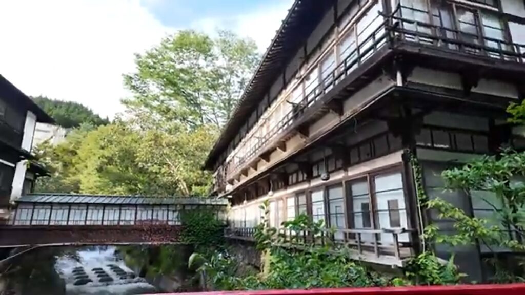 積善館本館の歴史ある木造建築