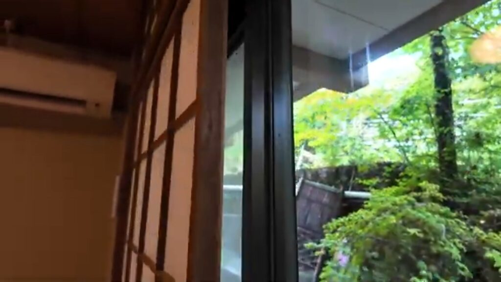 積善館本館の客室から見える緑