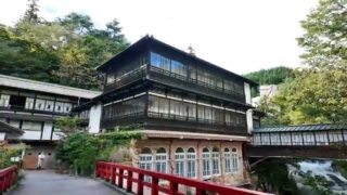 四万温泉の積善館本館と赤い橋