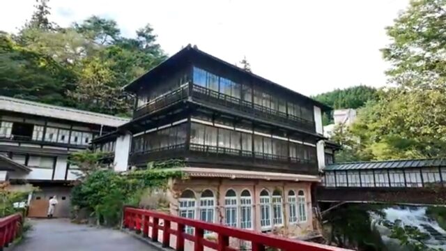 四万温泉の積善館本館と赤い橋