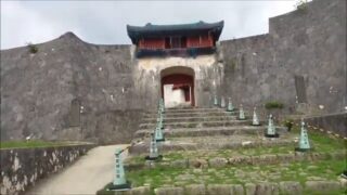 2022年2月の首里城公園で石垣の城門へ続く石段