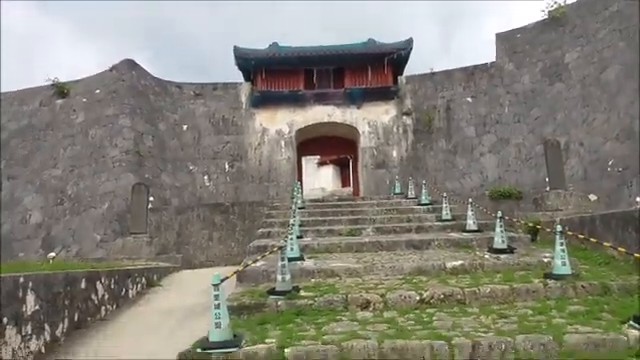 2022年2月の首里城公園で石垣の城門へ続く石段