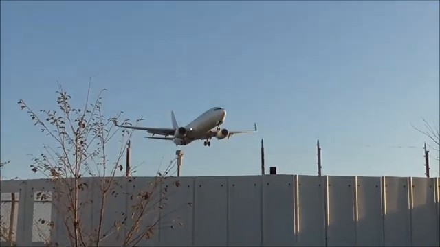 東峰神社付近へ接近する航空機