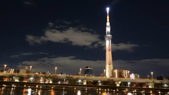東京水辺ラインの船上から見た夜の東京スカイツリー